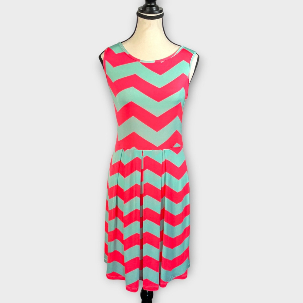 🦜 NEW Pretty Young Thing Dress MEDIUM Chevron Beach Casual